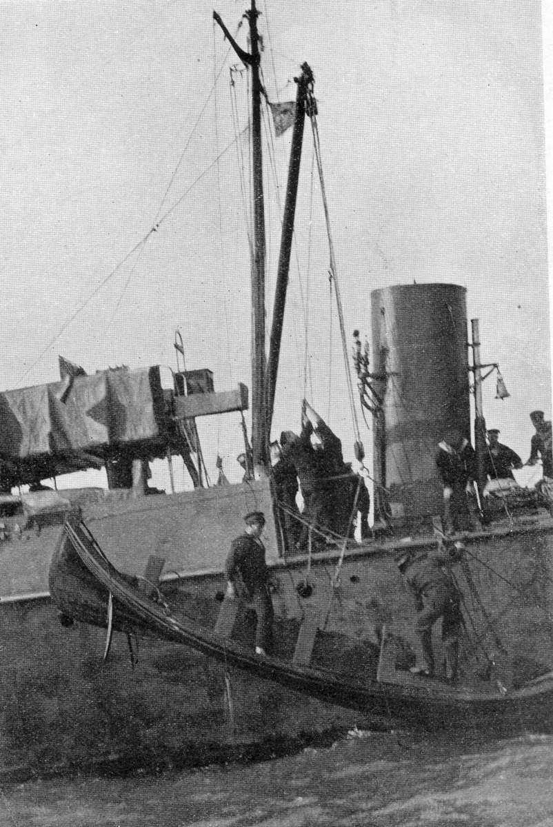 Berthon Collapsible Lifeboat launching off the sife of ship