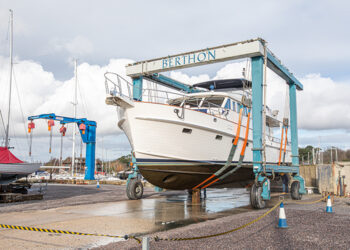 Motorboat in Berthon's 75 tonne hoist