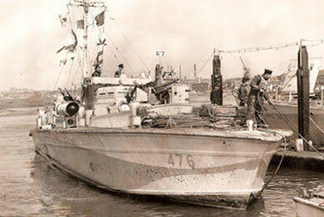 Sister ship 476 at HMS hornet 1943